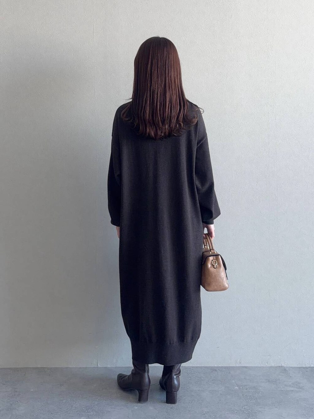 ブラウン系のブーツ、ブラウン系のブルゾン、ブラウン系のショルダーバッグを着用したレディースの冬コーディネートの4枚目の写真