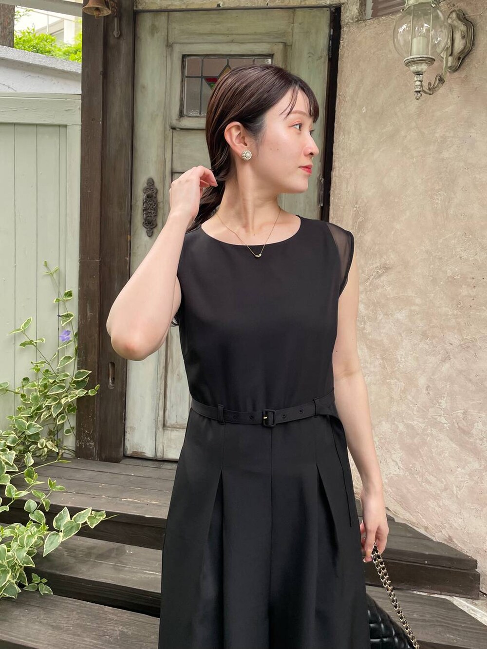 ブラック系のパンプス、ブラック系のショルダーバッグ、ブラック系のつなぎ/オールインワンを着用したレディースの夏コーディネートの3枚目の写真