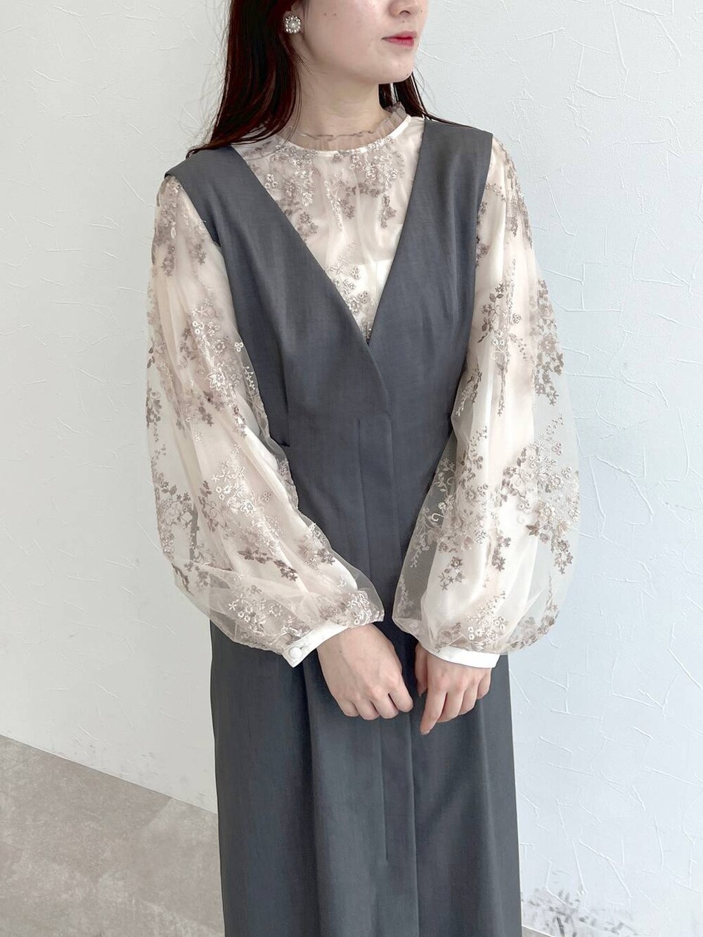 ベージュ系のジャンパースカート、ホワイト系のシャツ/ブラウス、ホワイト系のショルダーバッグを着用したレディースの夏コーディネートの3枚目の写真