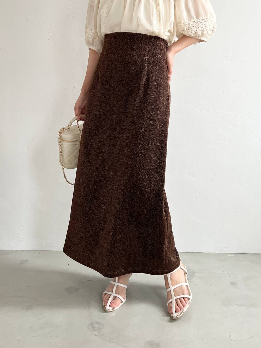 ホワイト系のシャツ/ブラウス、ブラウン系のスカート、ホワイト系のショルダーバッグを着用したレディースの夏コーディネートの4枚目の写真