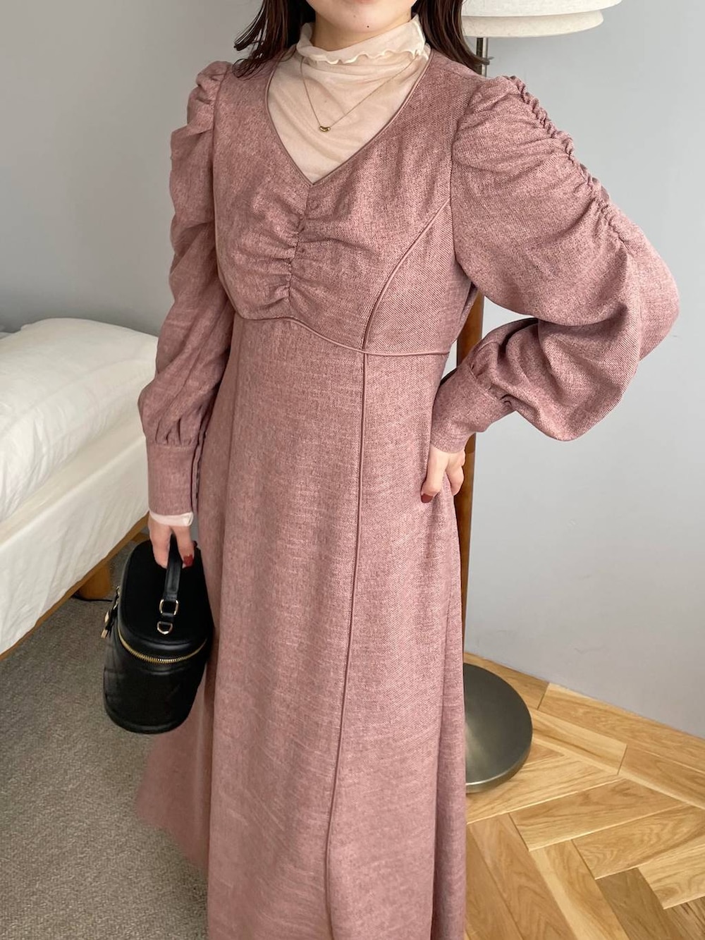 ブラック系のその他シューズ、ホワイト系のTシャツ/カットソー、ブラック系のショルダーバッグを着用したレディースの秋コーディネートの4枚目の写真