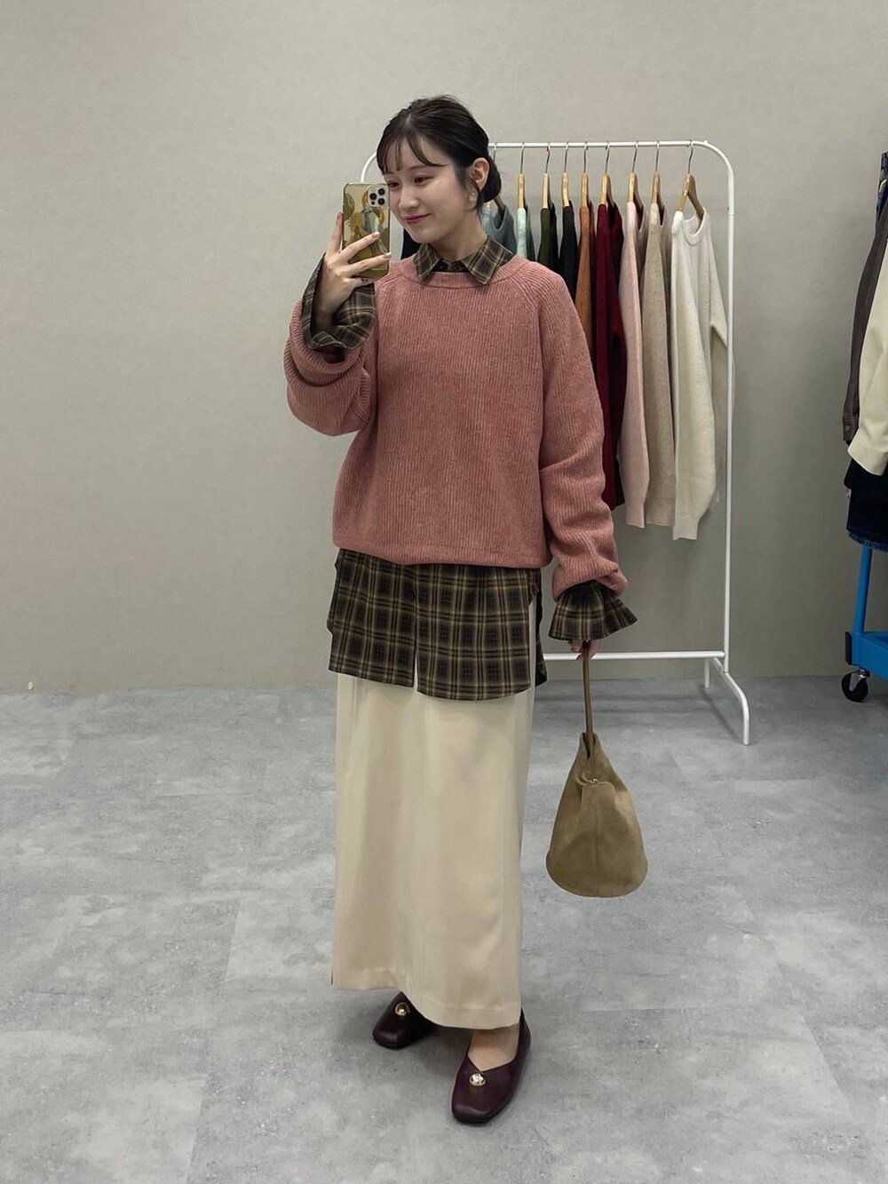 ピンク系のニット/セーター、ブラウン系のシャツ/ブラウス、レッド系のバレエシューズを着用したレディースの秋コーディネートの2枚目の写真