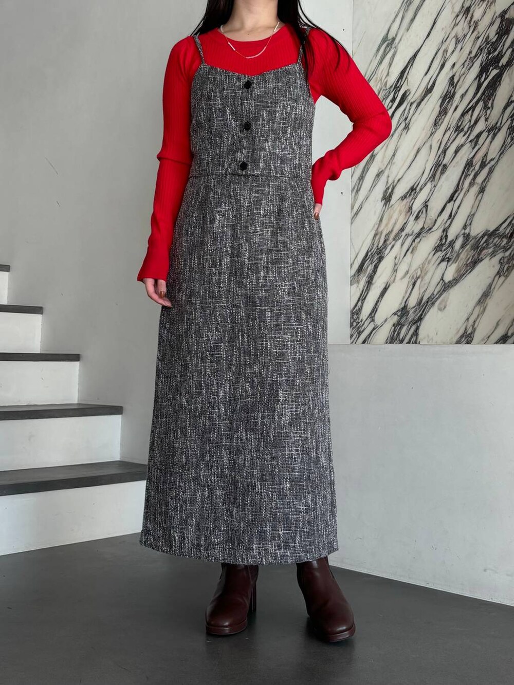 ブラック系のピーコート、ブラウン系のブーツ、レッド系のニット/セーターを着用したレディースの秋コーディネートの7枚目の写真