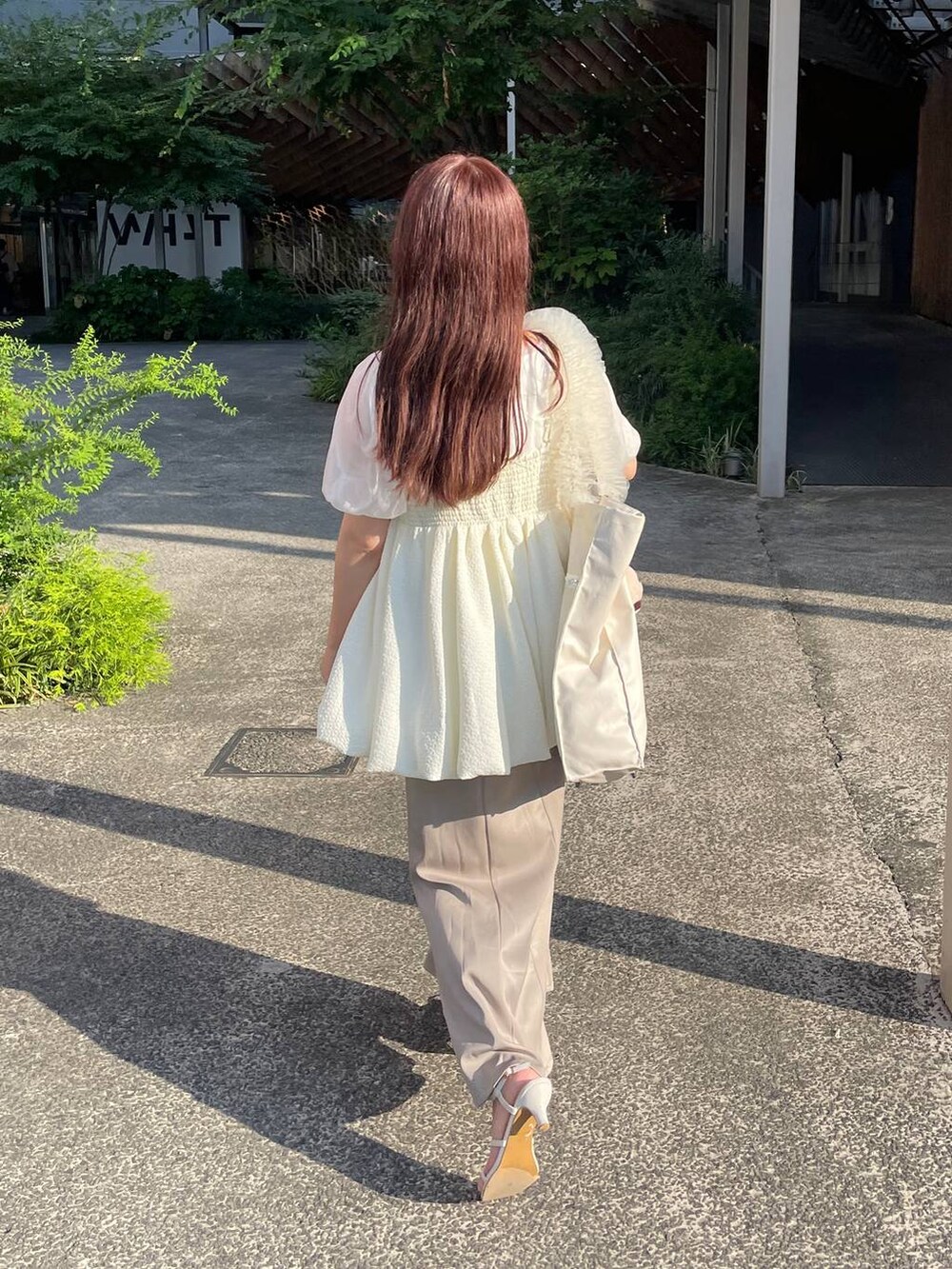 ホワイト系のその他トップス、ホワイト系のシャツ/ブラウス、ホワイト系のサンダルを着用したレディースの夏コーディネートの3枚目の写真