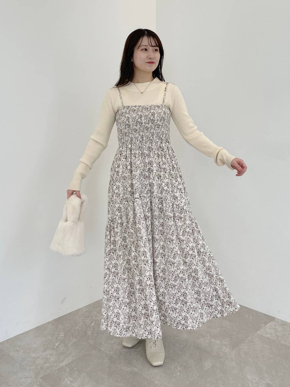 ホワイト系のブーツ、ホワイト系のニット/セーター、ブラウン系のカーディガン/ボレロを着用したレディースの秋コーディネートの5枚目の写真