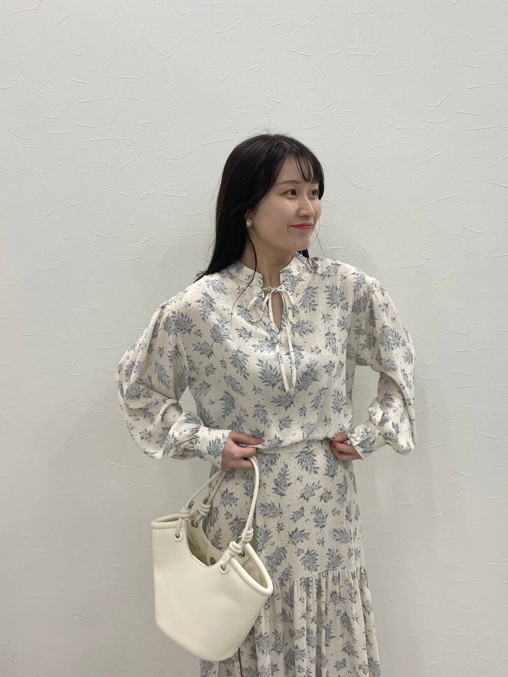 シルバー系のバレエシューズ、ブルー系のシャツ/ブラウス、ブルー系のスカートを着用したレディースの冬コーディネートの3枚目の写真