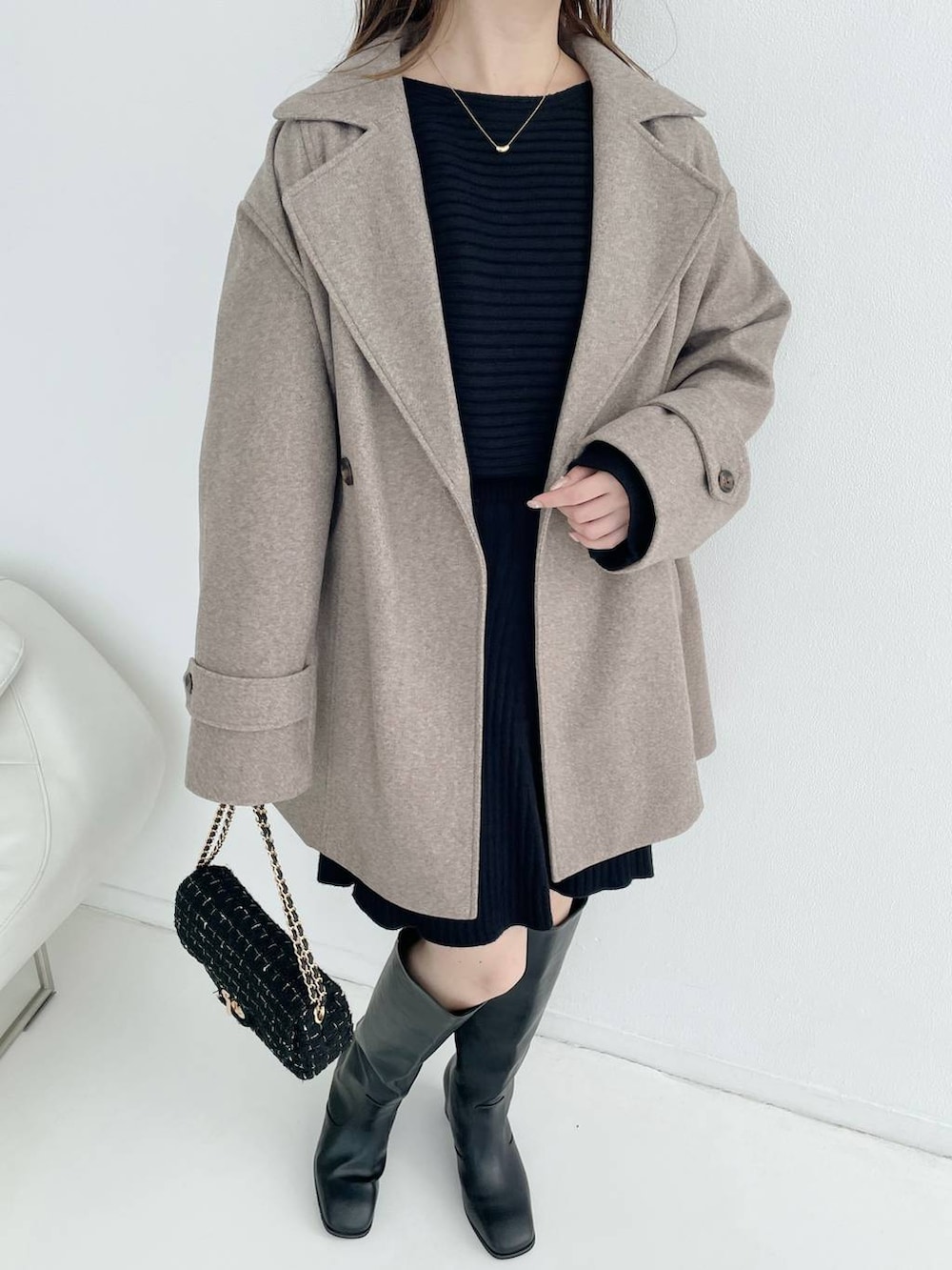 その他のショルダーバッグ、ブラック系のブーツ、ブラウン系のチェスターコートを着用したレディースの秋コーディネートの3枚目の写真