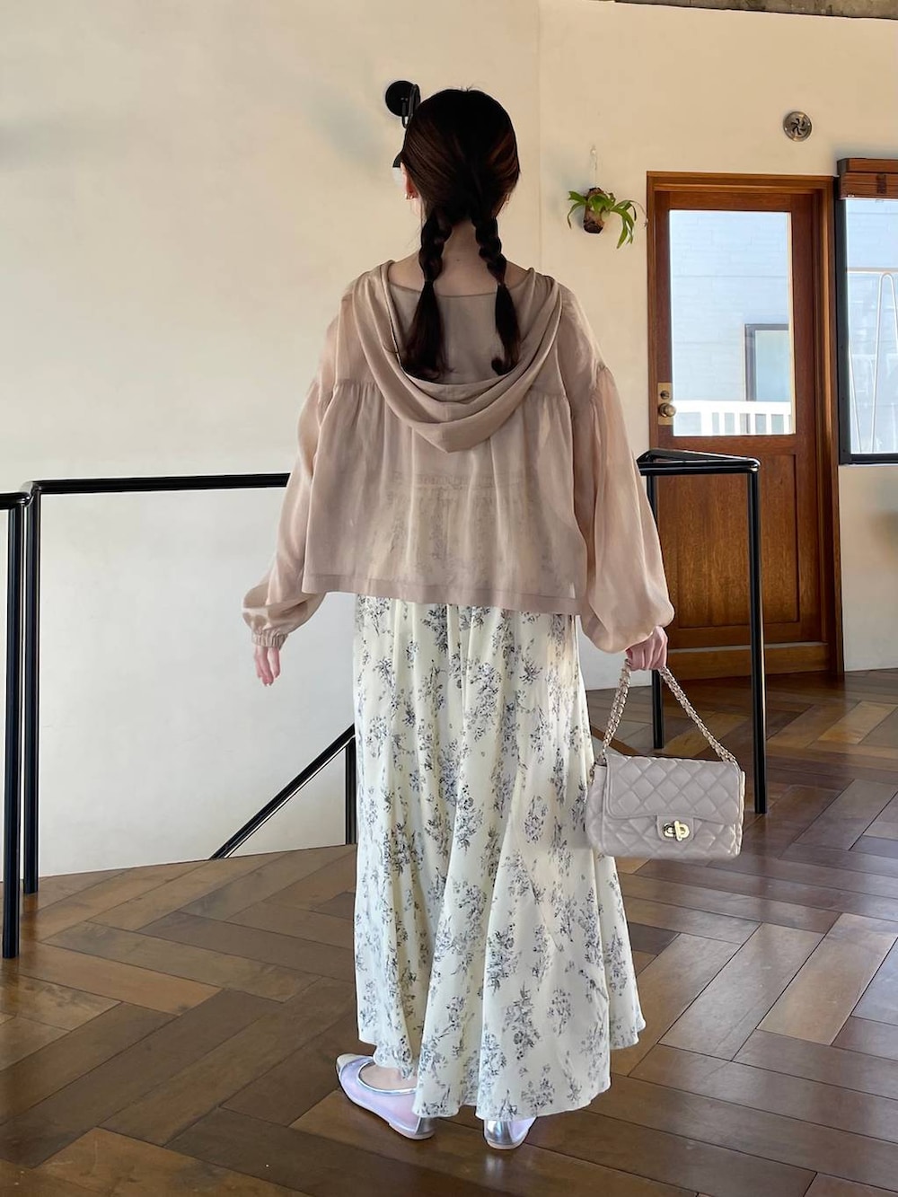 シルバー系のバレエシューズ、ホワイト系のショルダーバッグ、ベージュ系のパーカーを着用したレディースの春コーディネートの2枚目の写真