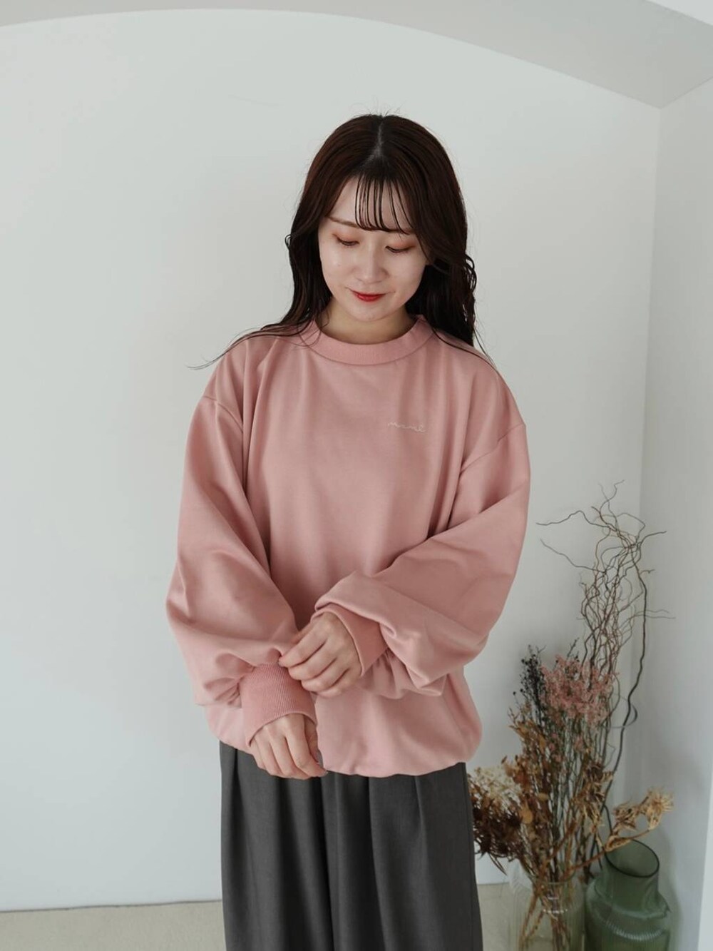 グレー系のその他パンツ、ホワイト系のショルダーバッグ、ホワイト系のブーツを着用したレディースの秋コーディネートの3枚目の写真