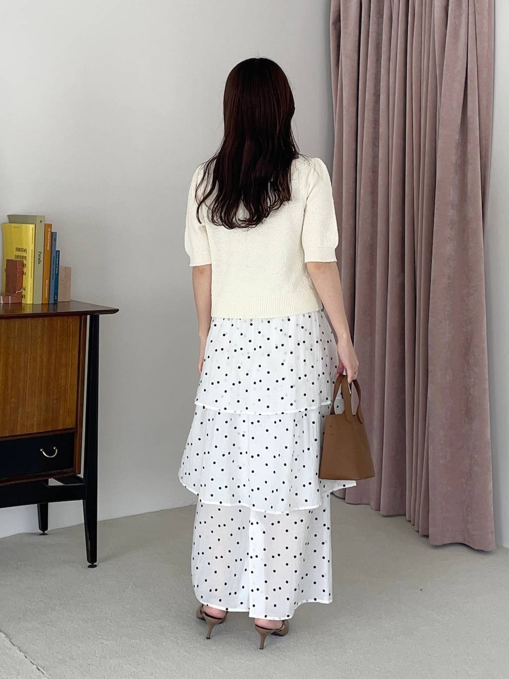 ホワイト系のカーディガン/ボレロ、ブラウン系のサンダル、ホワイト系のスカートを着用したレディースの春コーディネートの2枚目の写真