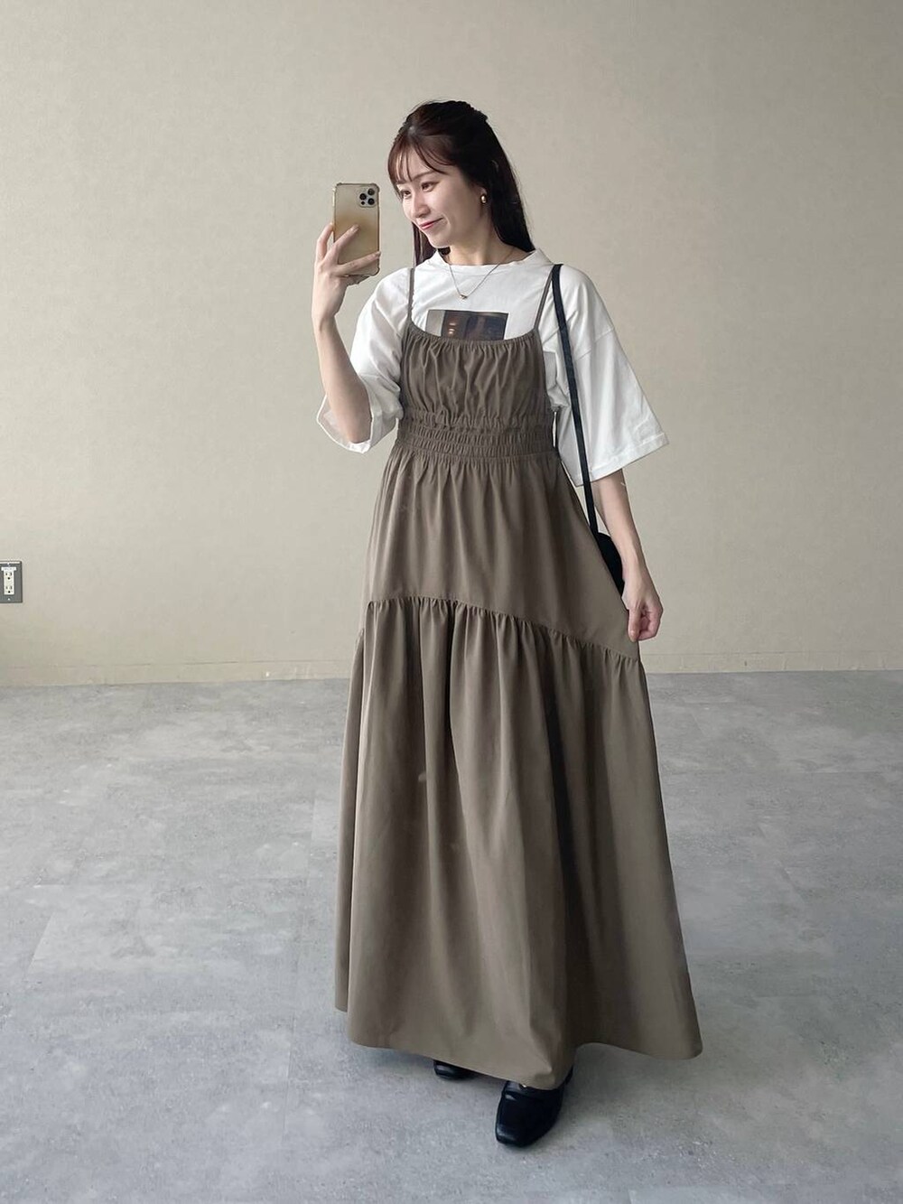 ホワイト系のTシャツ/カットソー、ブラック系のショルダーバッグ、ブラウン系のワンピースを着用したレディースの秋コーディネートの3枚目の写真