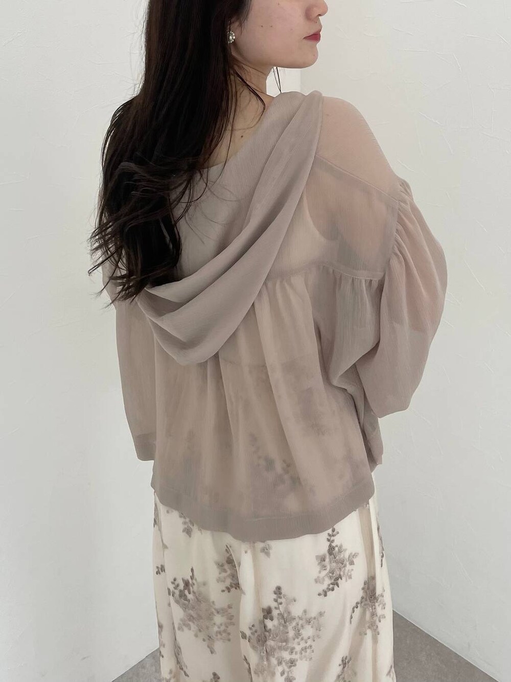 シルバー系のバレエシューズ、ホワイト系のスカート、ホワイト系のタンクトップを着用したレディースの春コーディネートの4枚目の写真