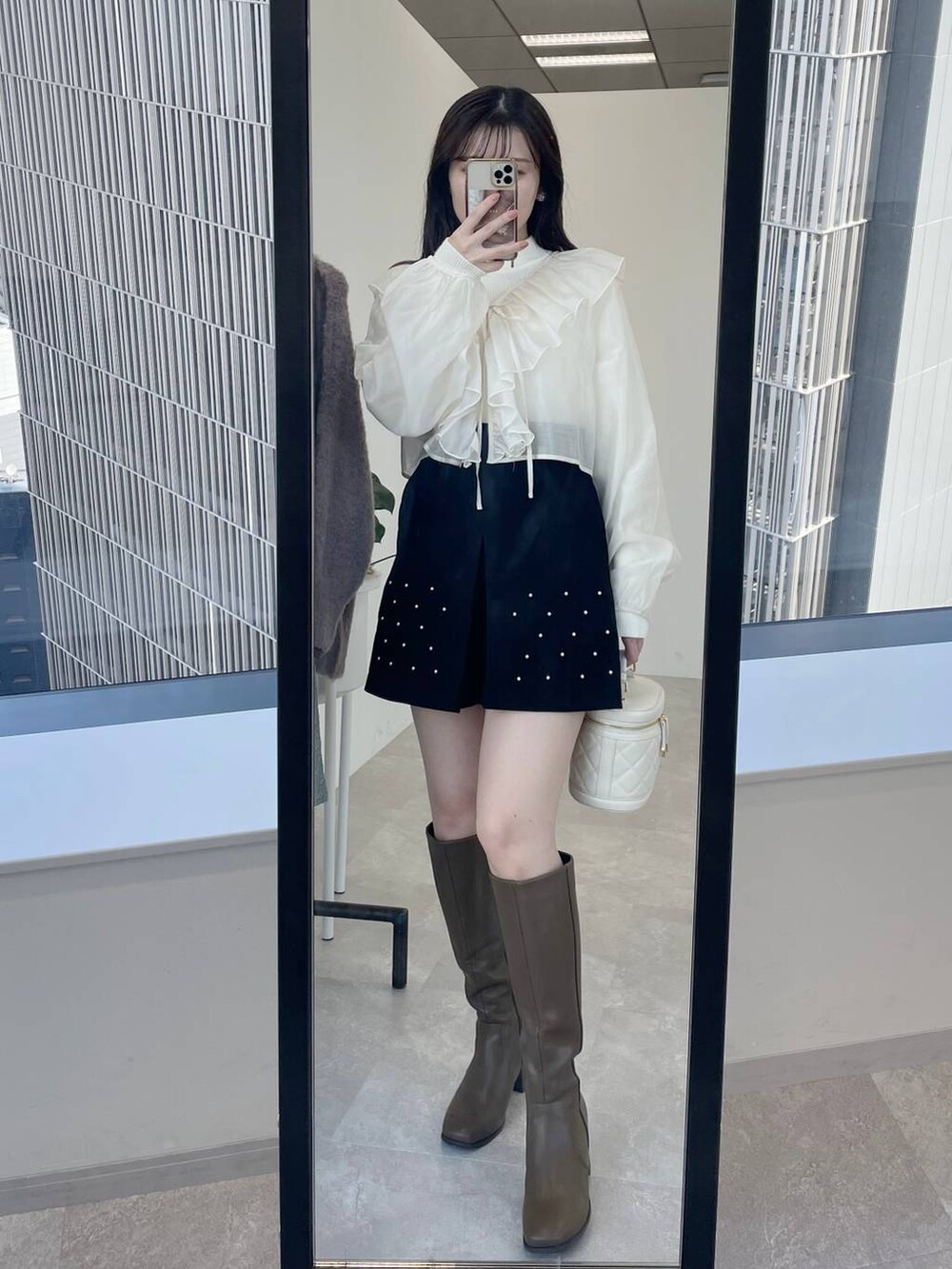 ホワイト系のショルダーバッグ、ブラック系のその他パンツ、ホワイト系のシャツ/ブラウスを着用したレディースの秋コーディネートの5枚目の写真