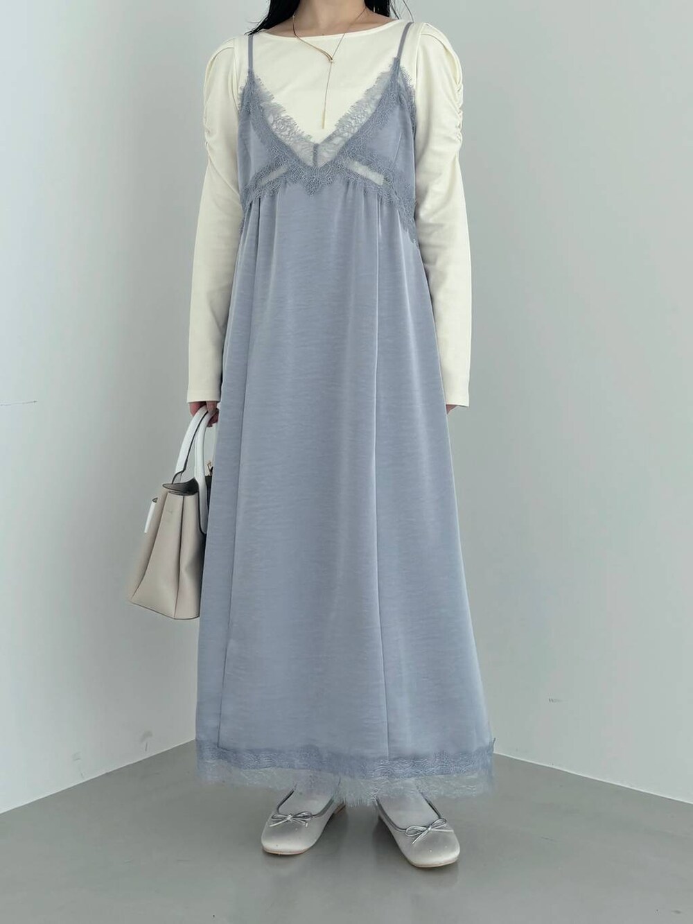 ベージュ系のショルダーバッグ、ホワイト系のマウンテンパーカー、シルバー系のバレエシューズを着用したレディースの春コーディネートの8枚目の写真