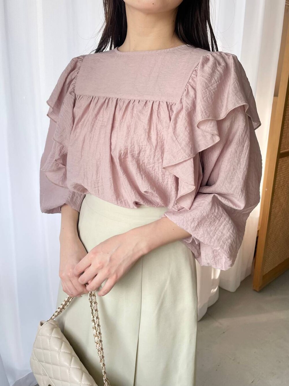 ブラック系のローファー、ホワイト系のショルダーバッグ、ホワイト系のスカートを着用したレディースの春コーディネートの3枚目の写真