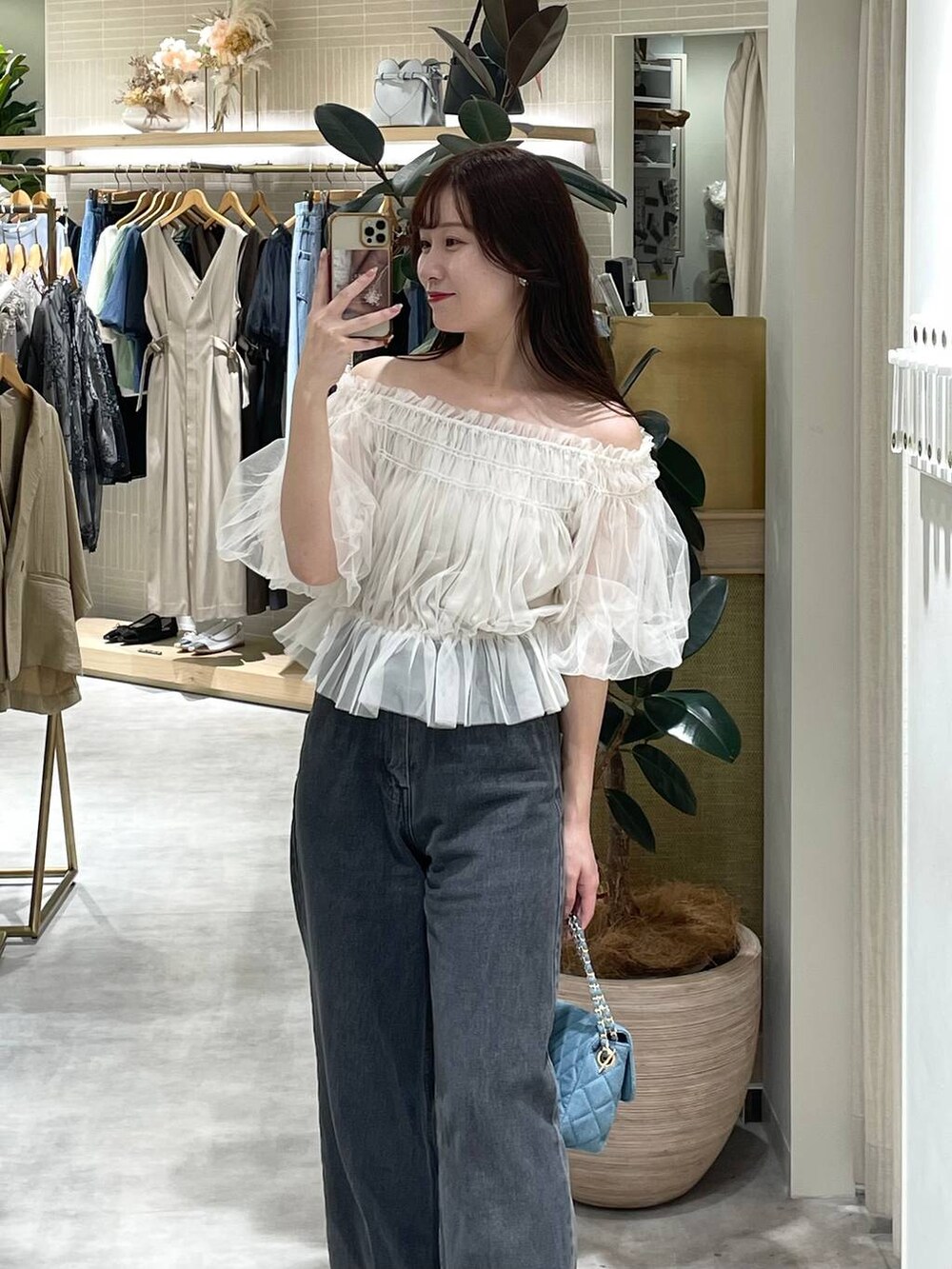 ホワイト系のシャツ/ブラウス、ブルー系のショルダーバッグ、ホワイト系のサンダルを着用したレディースの夏コーディネートの3枚目の写真