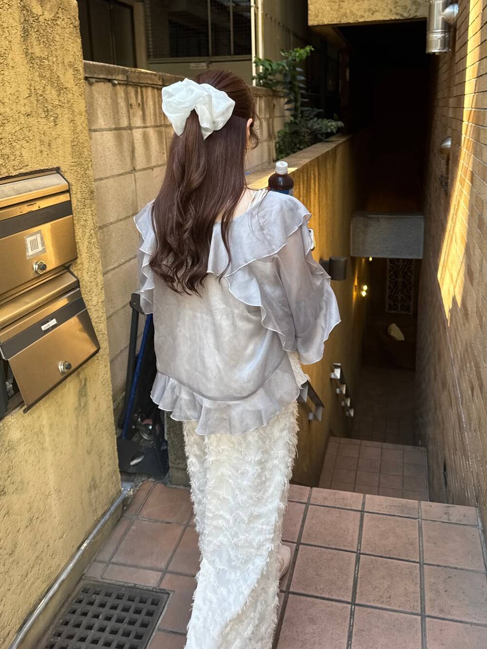 グレー系のシャツ/ブラウス、ホワイト系のワンピースを着用したレディースの夏コーディネートの2枚目の写真