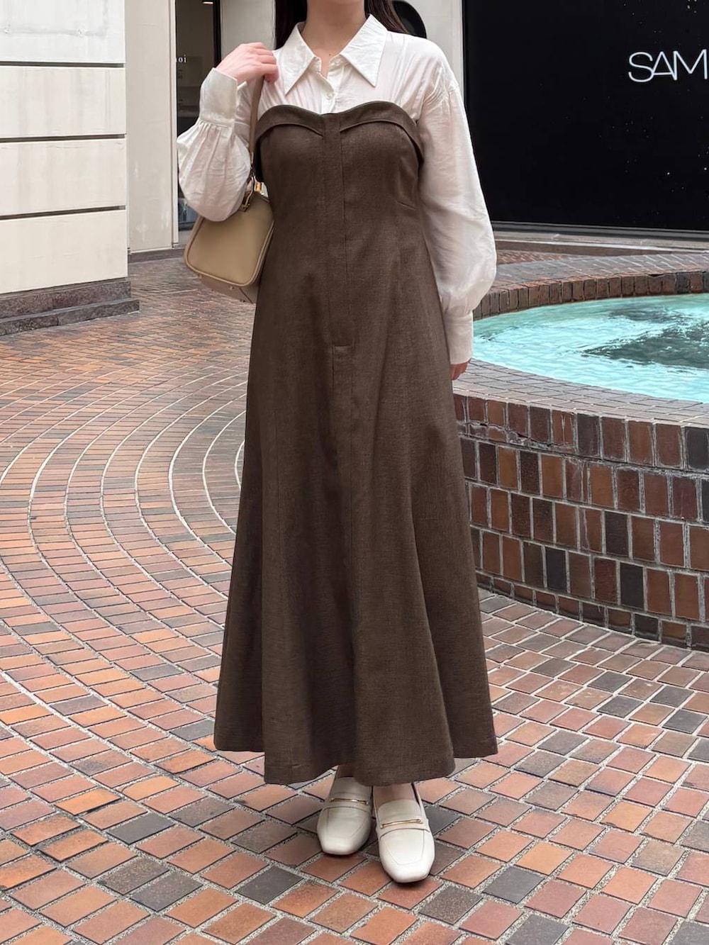 ブラウン系のワンピースを着用したレディースの秋コーディネートの3枚目の写真