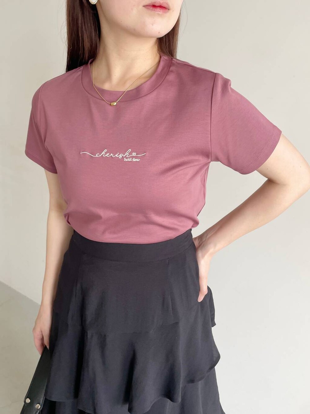 ブラック系のサンダル、ブラック系のショルダーバッグ、ブラック系のスカートを着用したレディースの夏コーディネートの3枚目の写真