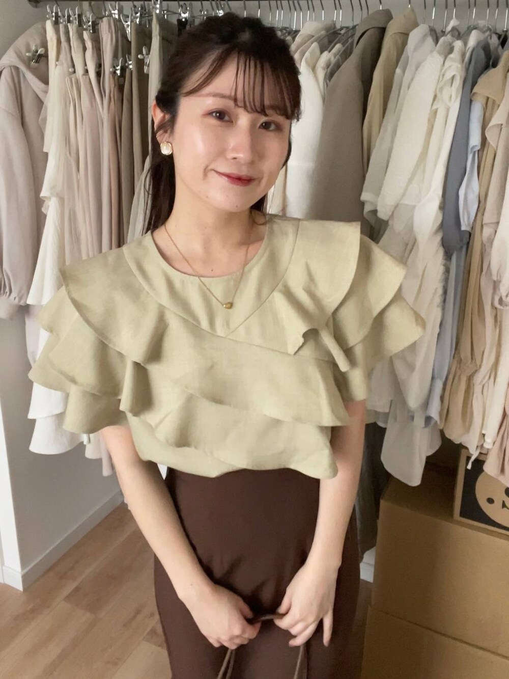 グリーン系のシャツ/ブラウス、その他のネックレスを着用したレディースの春コーディネートの2枚目の写真