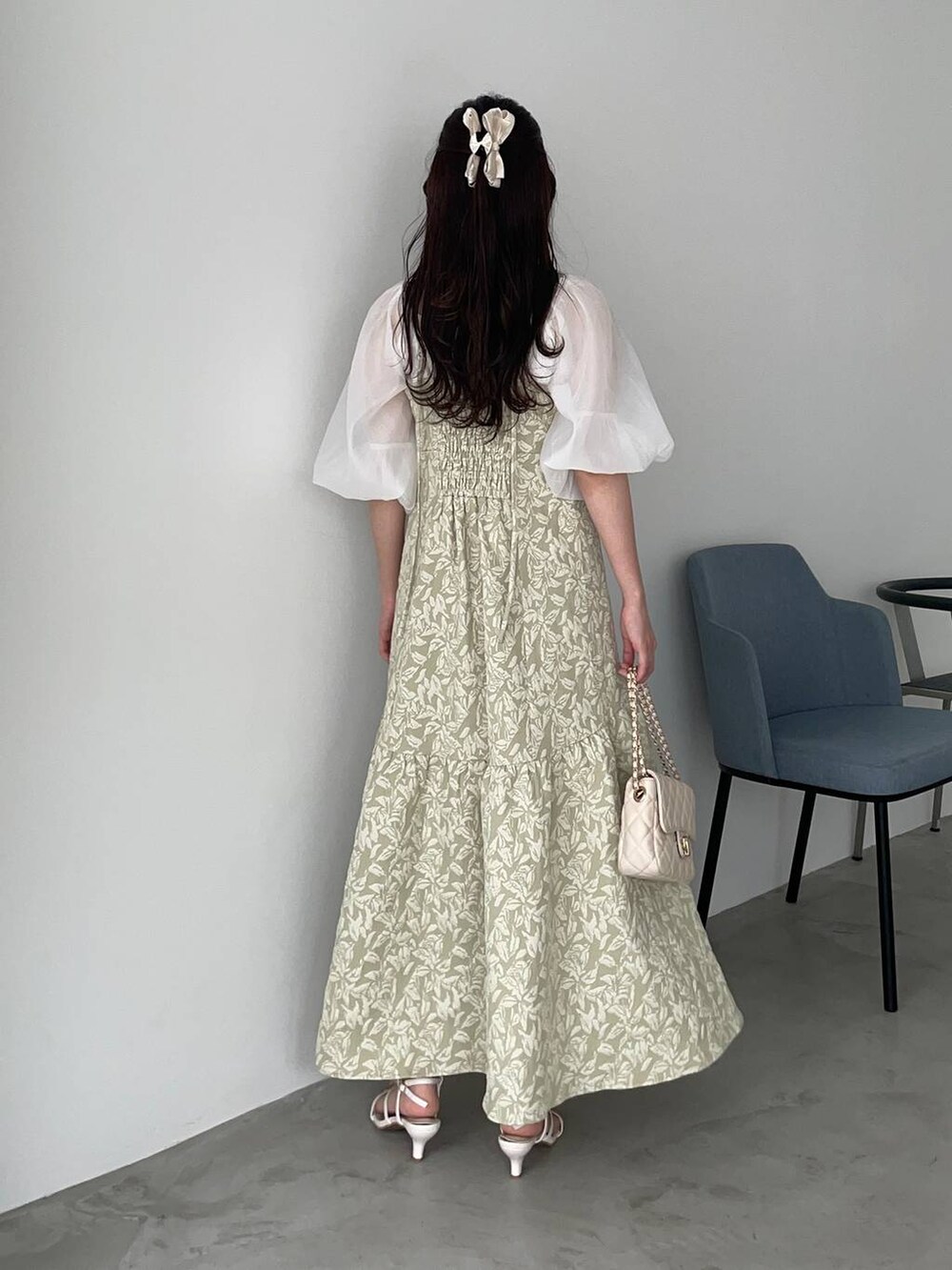 ホワイト系のTシャツ/カットソー、グリーン系のワンピース、ホワイト系のショルダーバッグを着用したレディースの夏コーディネートの2枚目の写真