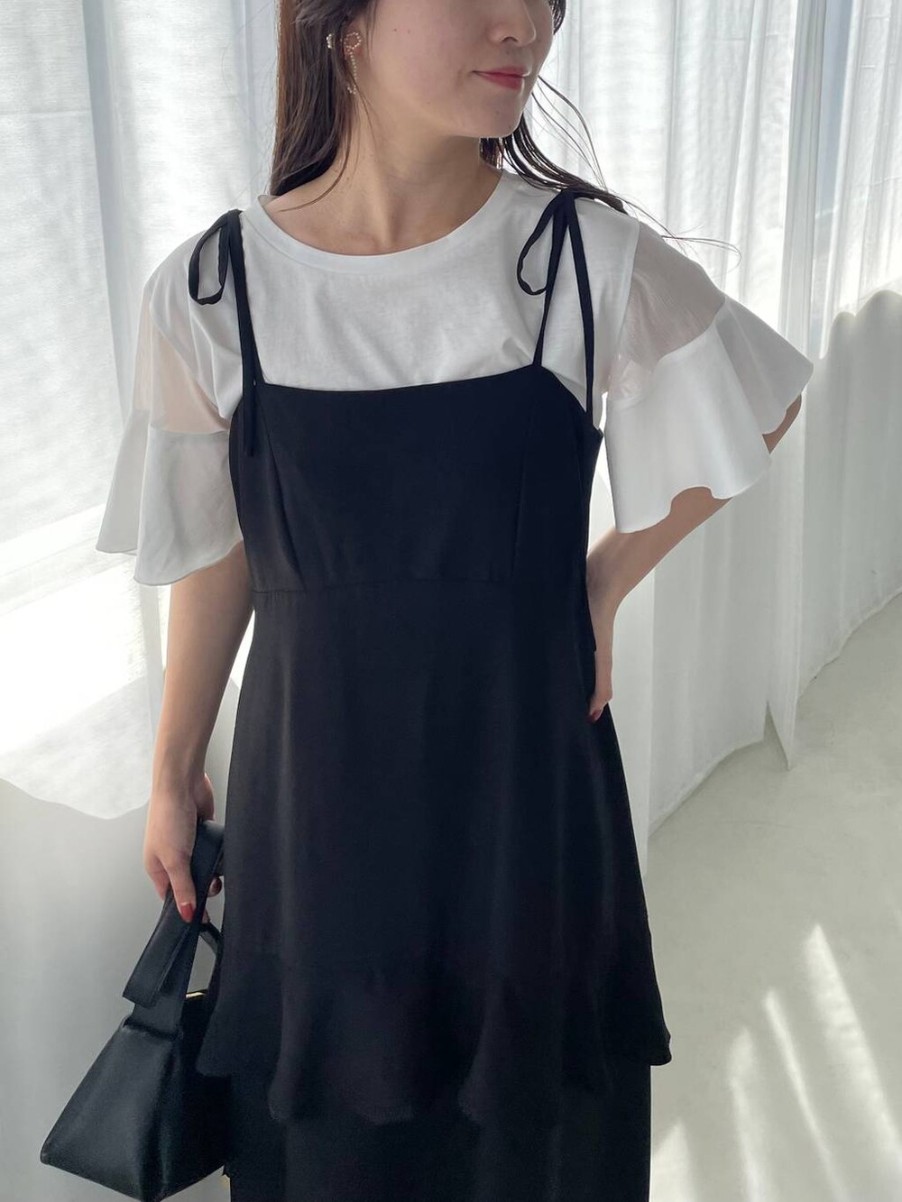 ホワイト系のTシャツ/カットソー、ブラック系のショルダーバッグ、ブラック系のワンピースを着用したレディースの夏コーディネートの3枚目の写真