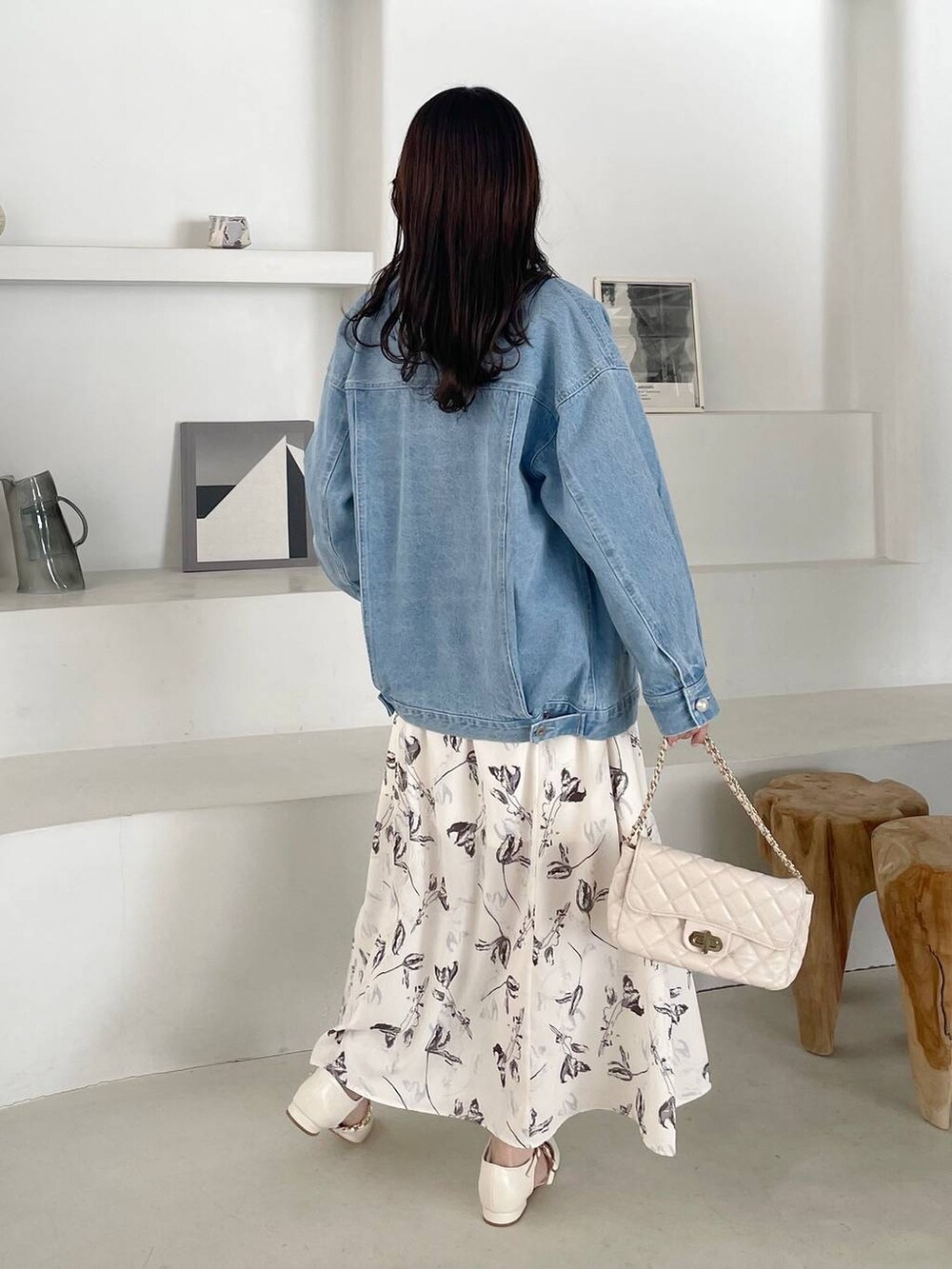 ホワイト系のショルダーバッグ、ホワイト系のパンプス、ホワイト系のワンピースを着用したレディースの冬コーディネートの2枚目の写真