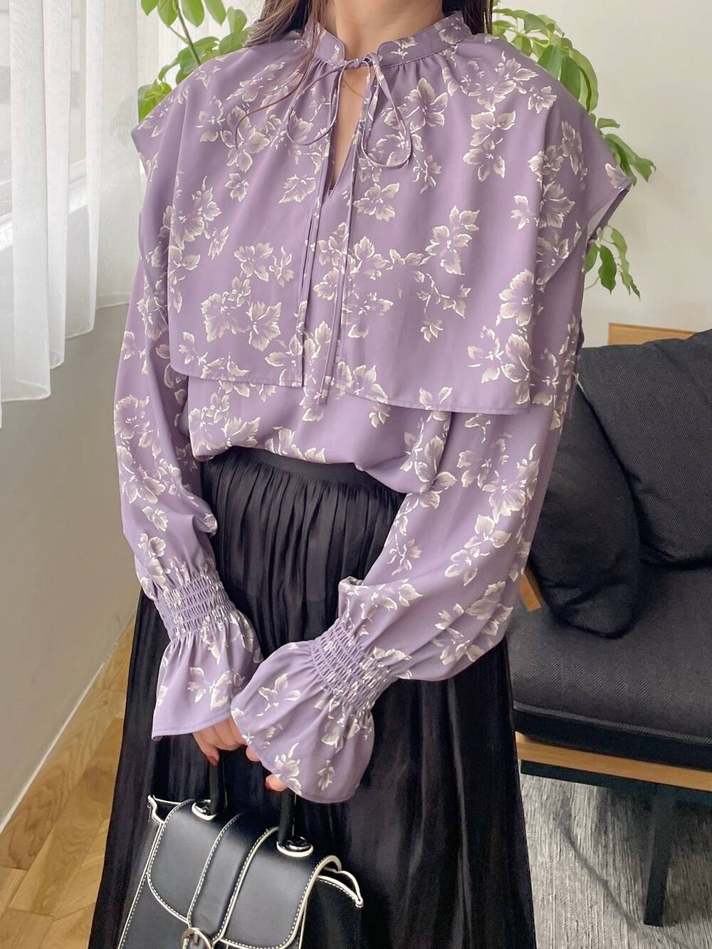 ブラック系のハンドバッグ、ブラック系のブーツ、ブルー系のシャツ/ブラウスを着用したレディースの秋コーディネートの3枚目の写真