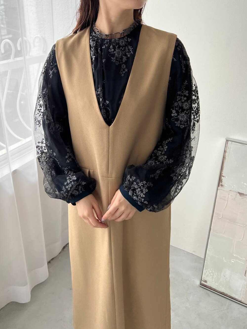 ブラック系のショルダーバッグ、ブラック系のシャツ/ブラウス、ブラック系のブーツを着用したレディースの秋コーディネートの2枚目の写真