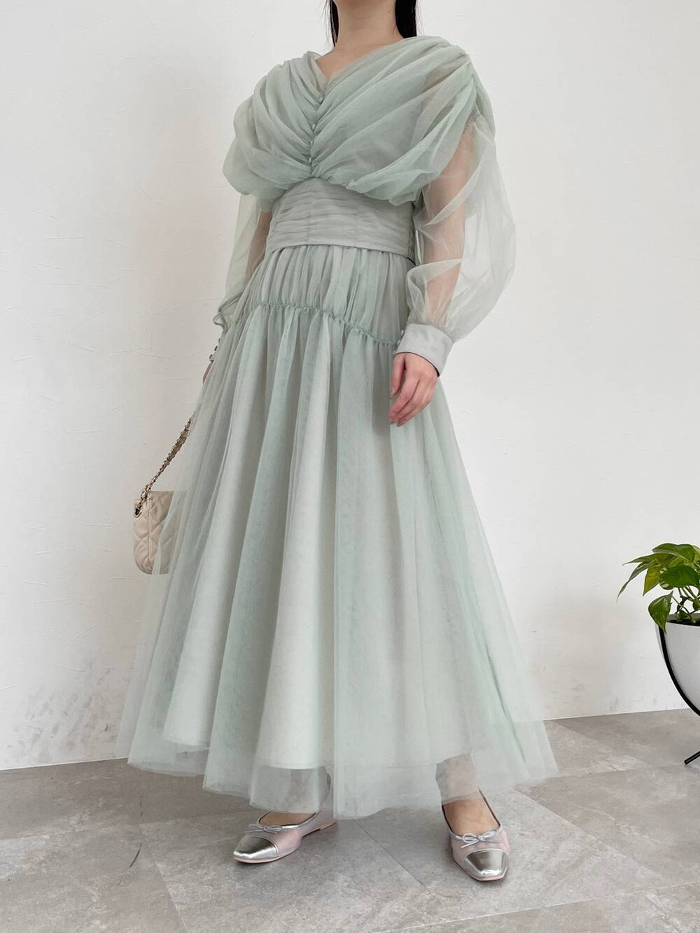 シルバー系のバレエシューズ、グリーン系のTシャツ/カットソー、ホワイト系のショルダーバッグを着用したレディースの春コーディネートの4枚目の写真