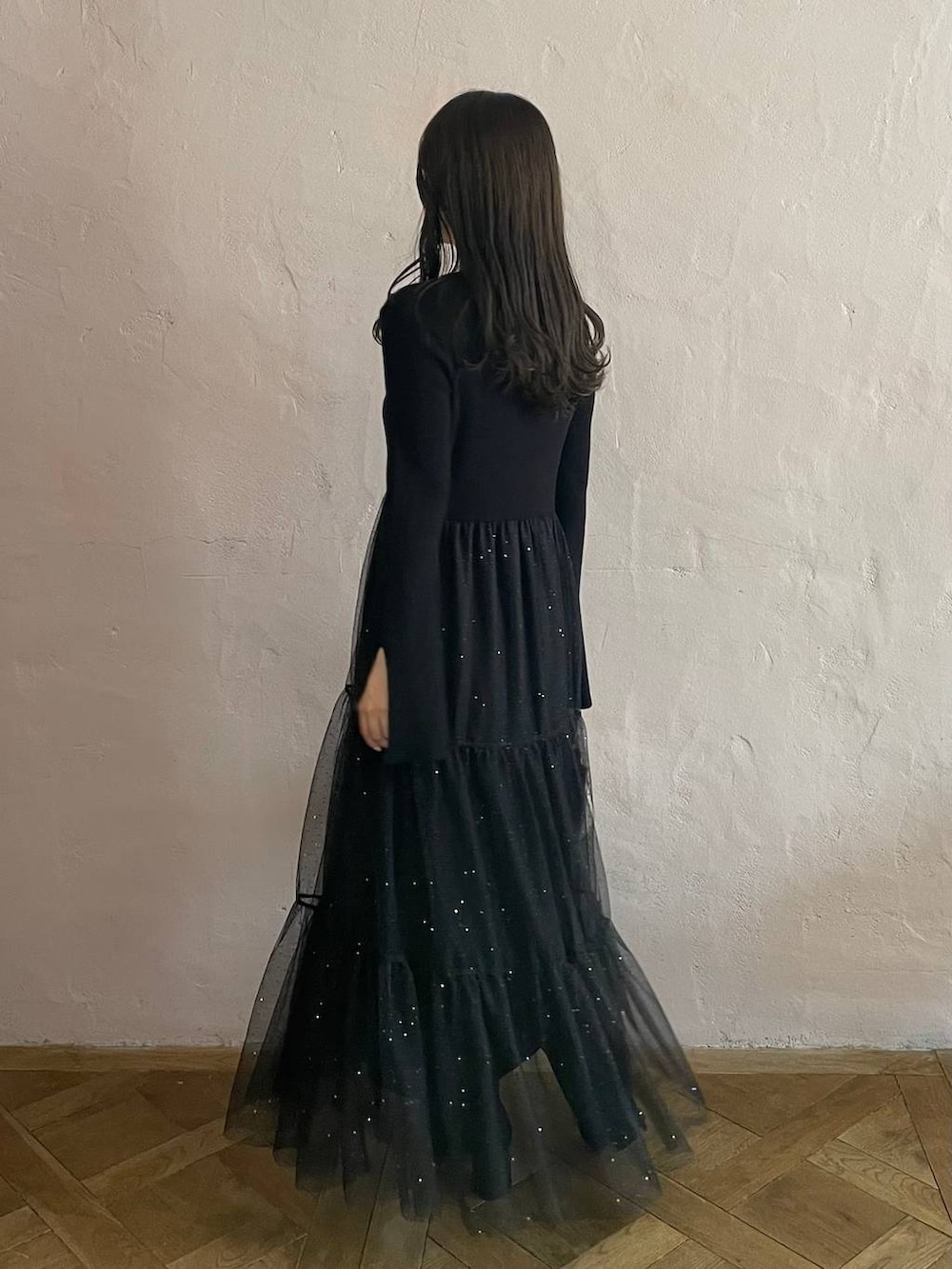 ホワイト系のハンドバッグ、ブラック系のブーツ、ブラック系のワンピースを着用したレディースの秋コーディネートの3枚目の写真