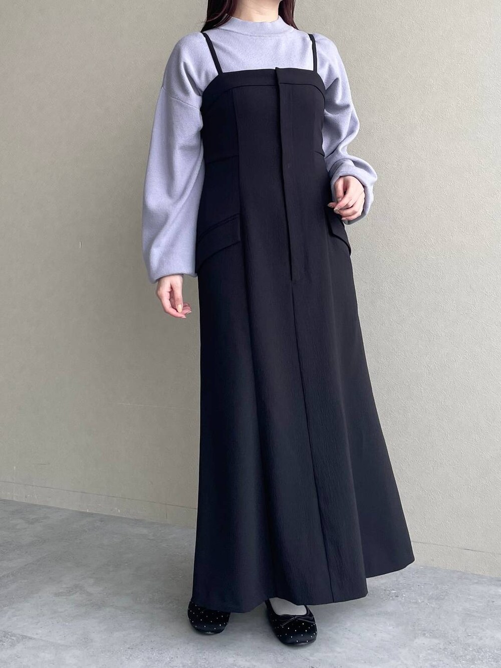 ブルー系のニット/セーター、ブラック系のショルダーバッグ、ブラック系のバレエシューズを着用したレディースの冬コーディネートの4枚目の写真