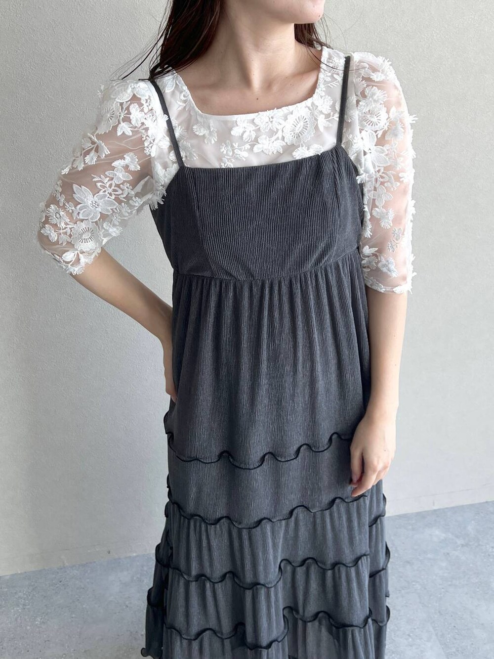 グレー系のワンピース、ホワイト系のショルダーバッグ、ホワイト系のサンダルを着用したレディースの夏コーディネートの3枚目の写真