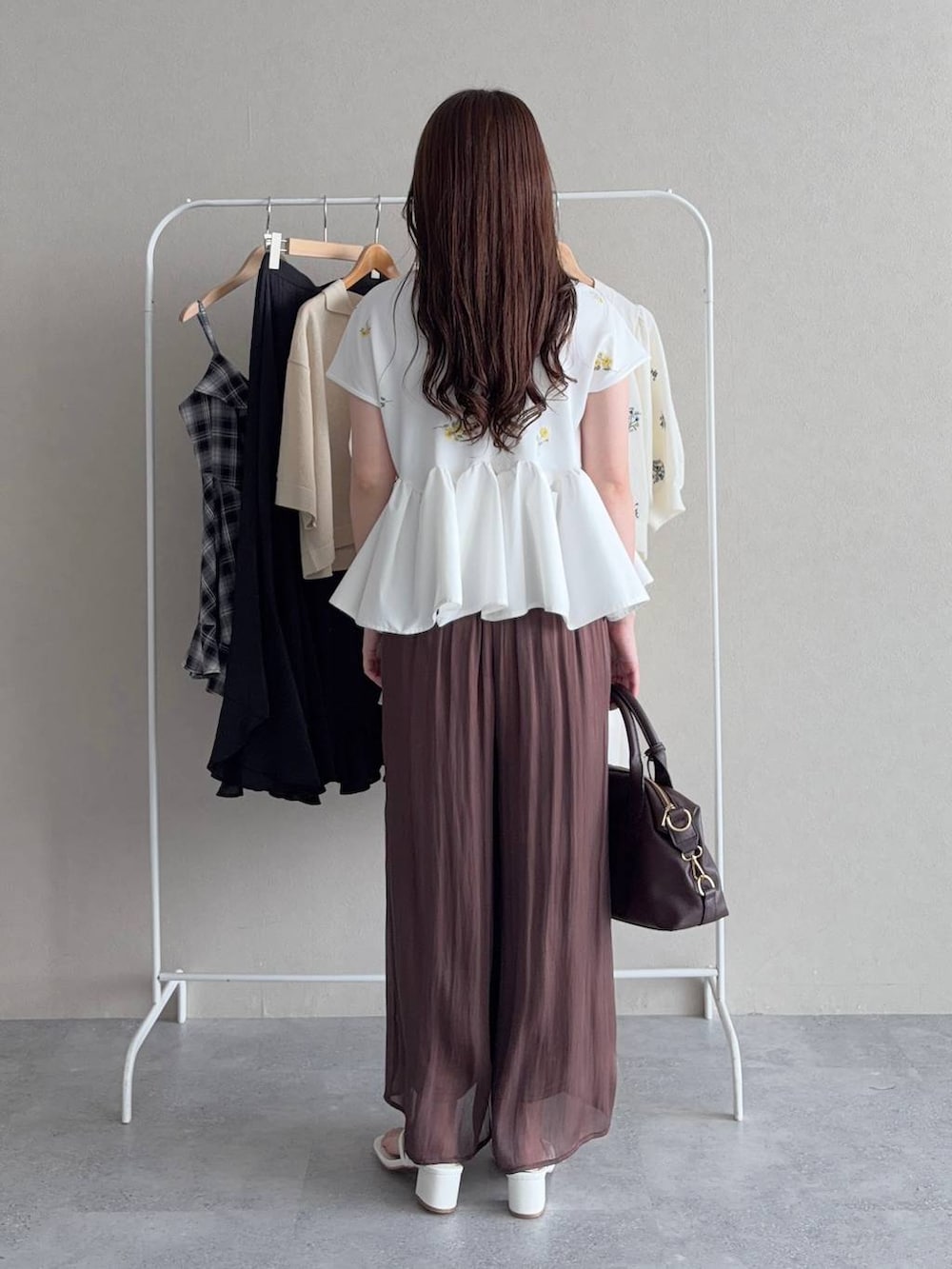 ホワイト系のTシャツ/カットソー、ブラウン系のその他パンツ、ブラウン系のボストンバッグを着用したレディースの夏コーディネートの2枚目の写真