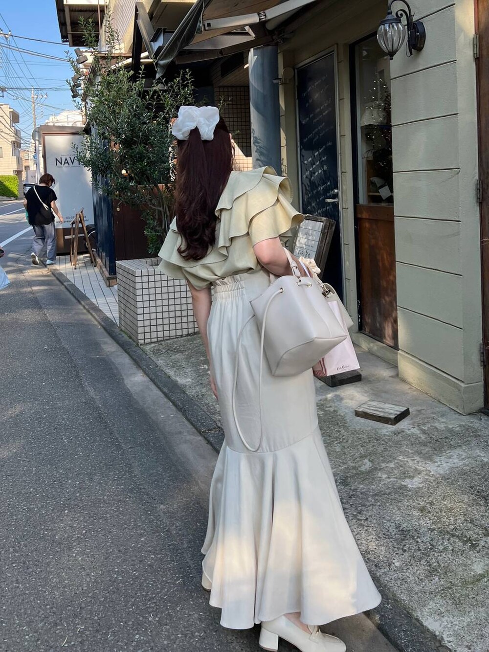 グリーン系のシャツ/ブラウス、ゴールド系のネックレスを着用したレディースの夏コーディネートの4枚目の写真