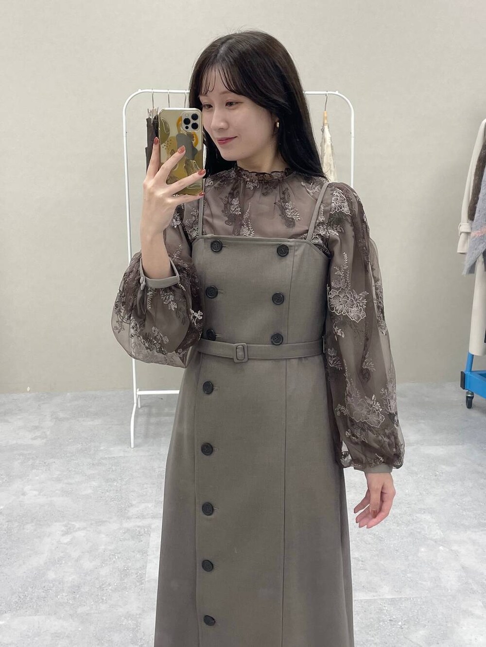 ブラウン系のシャツ/ブラウス、ベージュ系のテーラードジャケット、ベージュ系のワンピースを着用したレディースの秋コーディネートの4枚目の写真