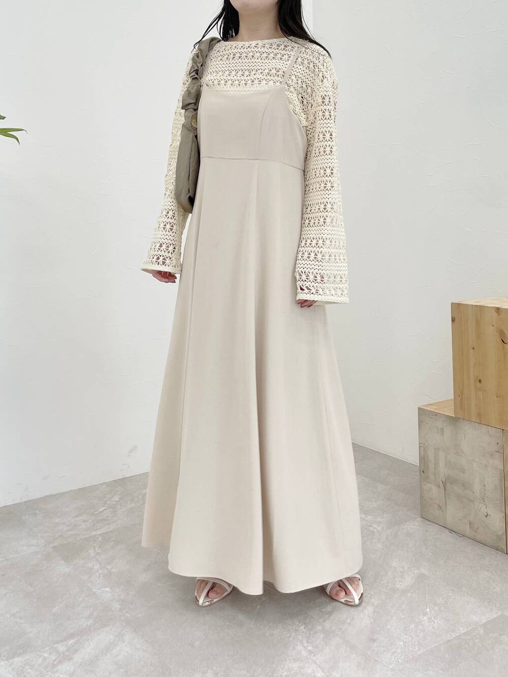 ホワイト系のワンピース、ホワイト系のカーディガン/ボレロ、ホワイト系のサンダルを着用したレディースの春コーディネートの5枚目の写真