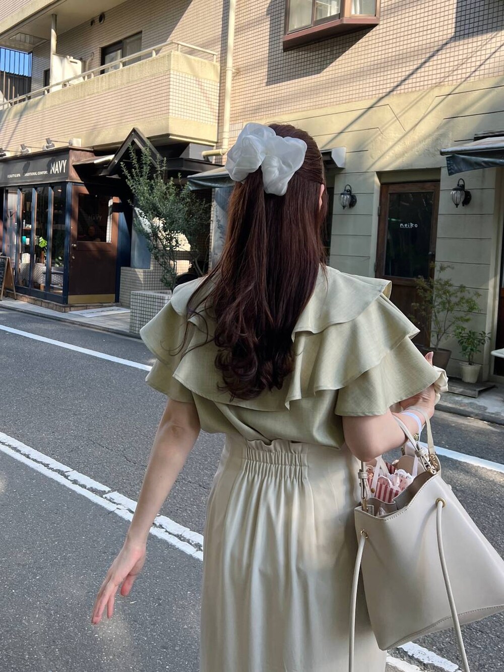 グリーン系のシャツ/ブラウス、ゴールド系のネックレスを着用したレディースの夏コーディネートの3枚目の写真