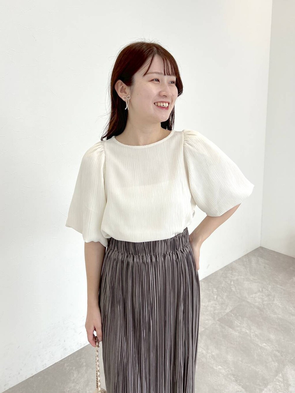 ホワイト系のシャツ/ブラウス、ホワイト系のショルダーバッグ、ホワイト系のサンダルを着用したレディースの夏コーディネートの3枚目の写真