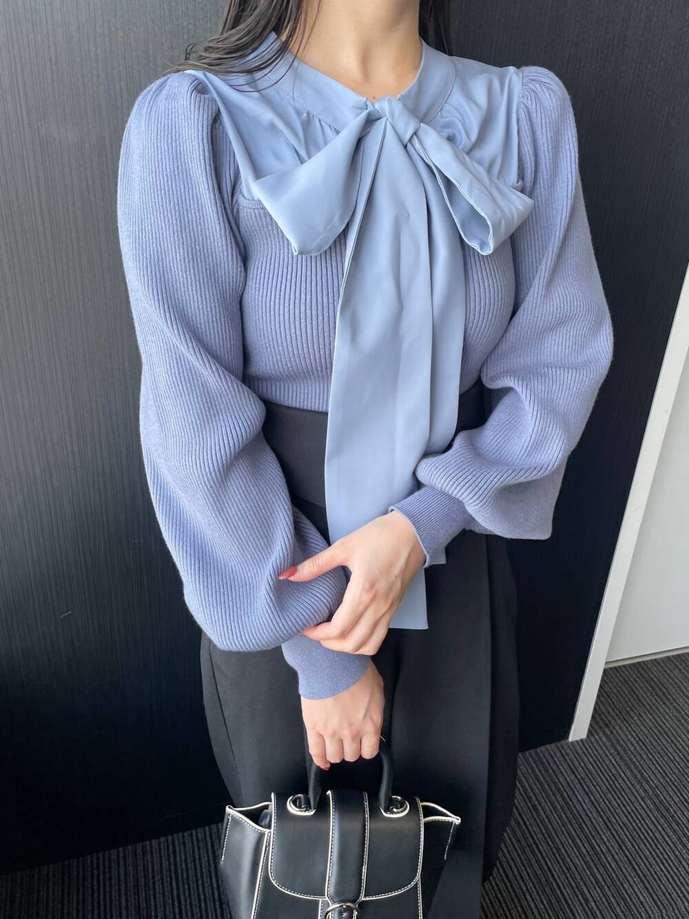 ブラック系のハンドバッグ、ブラック系のブーツ、ブラック系のその他パンツを着用したレディースの秋コーディネートの4枚目の写真