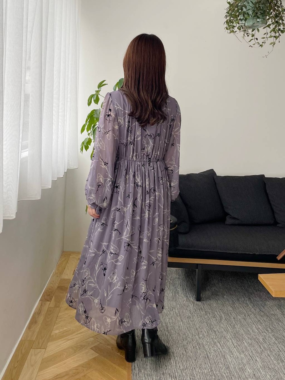 ブラック系のブーツ、ブルー系のワンピース、ブラック系のショルダーバッグを着用したレディースの秋コーディネートの2枚目の写真