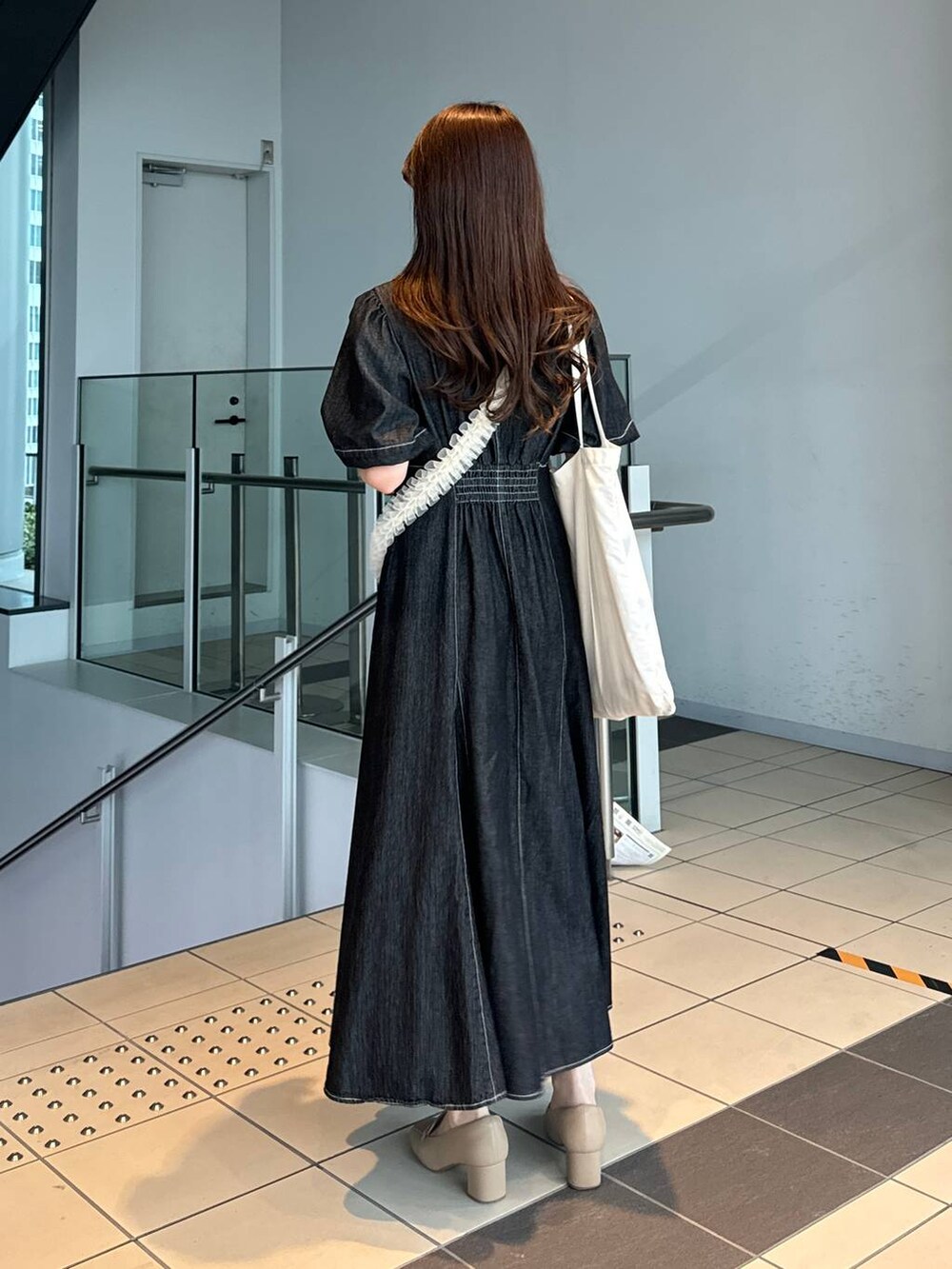 ブラック系のワンピース、その他のスマホケース/カバー、ベージュ系のスマホグッズを着用したレディースの春コーディネートの4枚目の写真