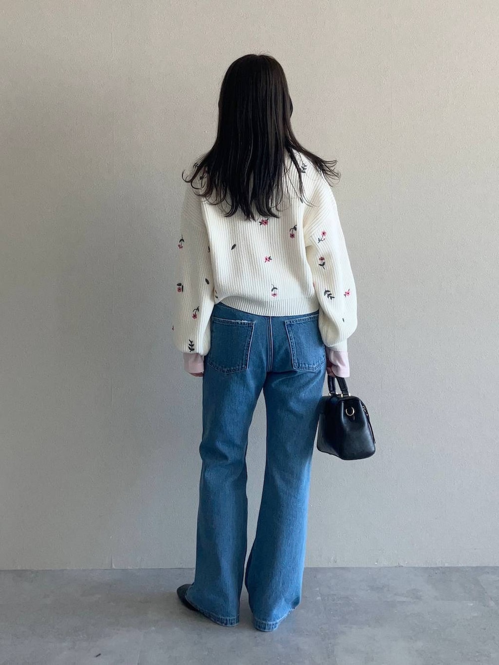 ピンク系のTシャツ/カットソー、ブラック系のローファー、ブラック系のショルダーバッグを着用したレディースの冬コーディネートの2枚目の写真