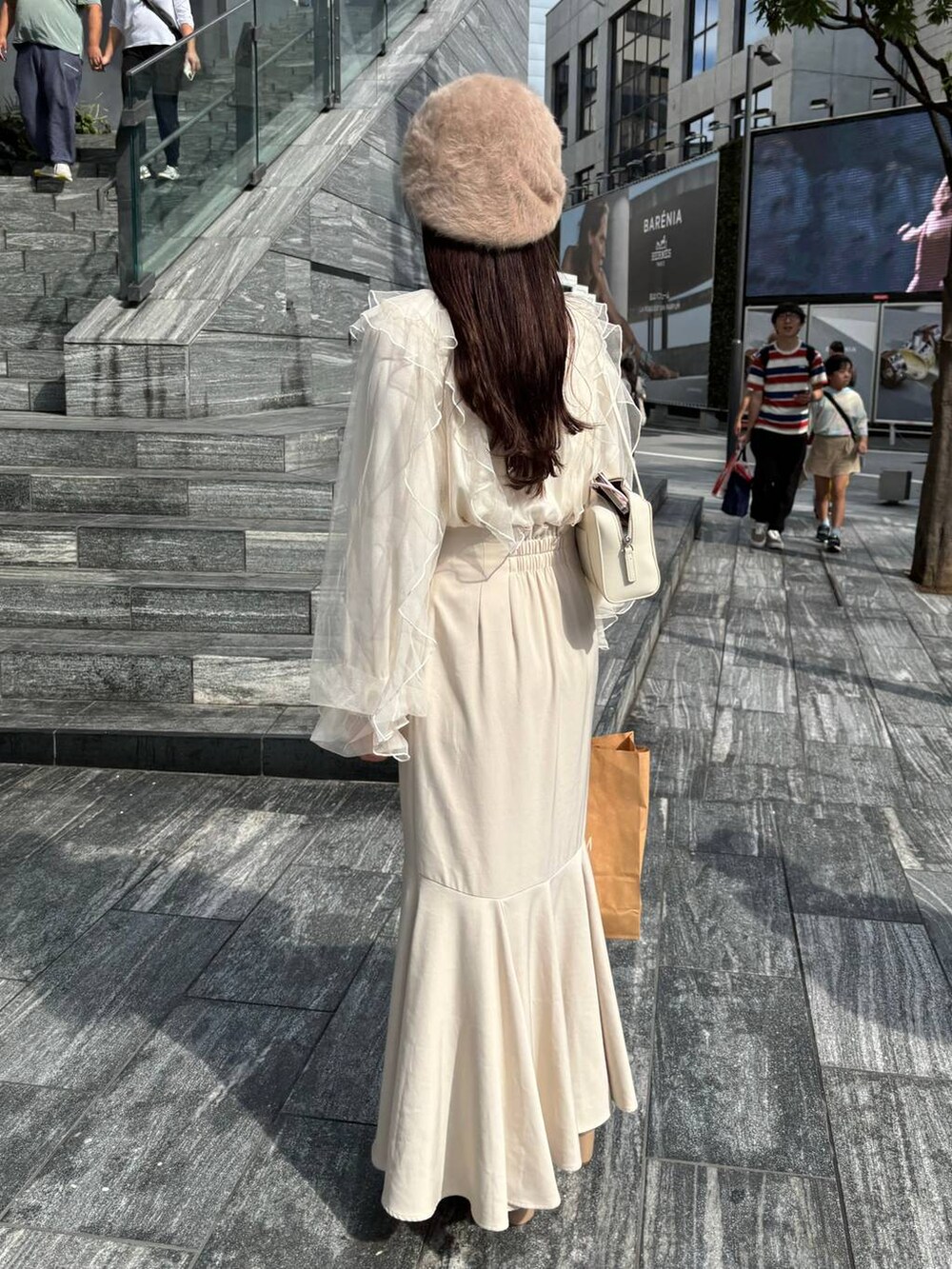 ホワイト系のシャツ/ブラウス、ホワイト系のスカートを着用したレディースの秋コーディネートの4枚目の写真