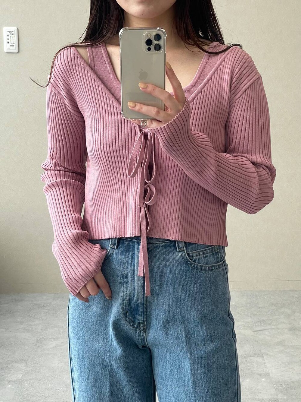 ブラック系のショルダーバッグ、ブルー系のデニムパンツ、ブラック系のバレエシューズを着用したレディースの冬コーディネートの4枚目の写真