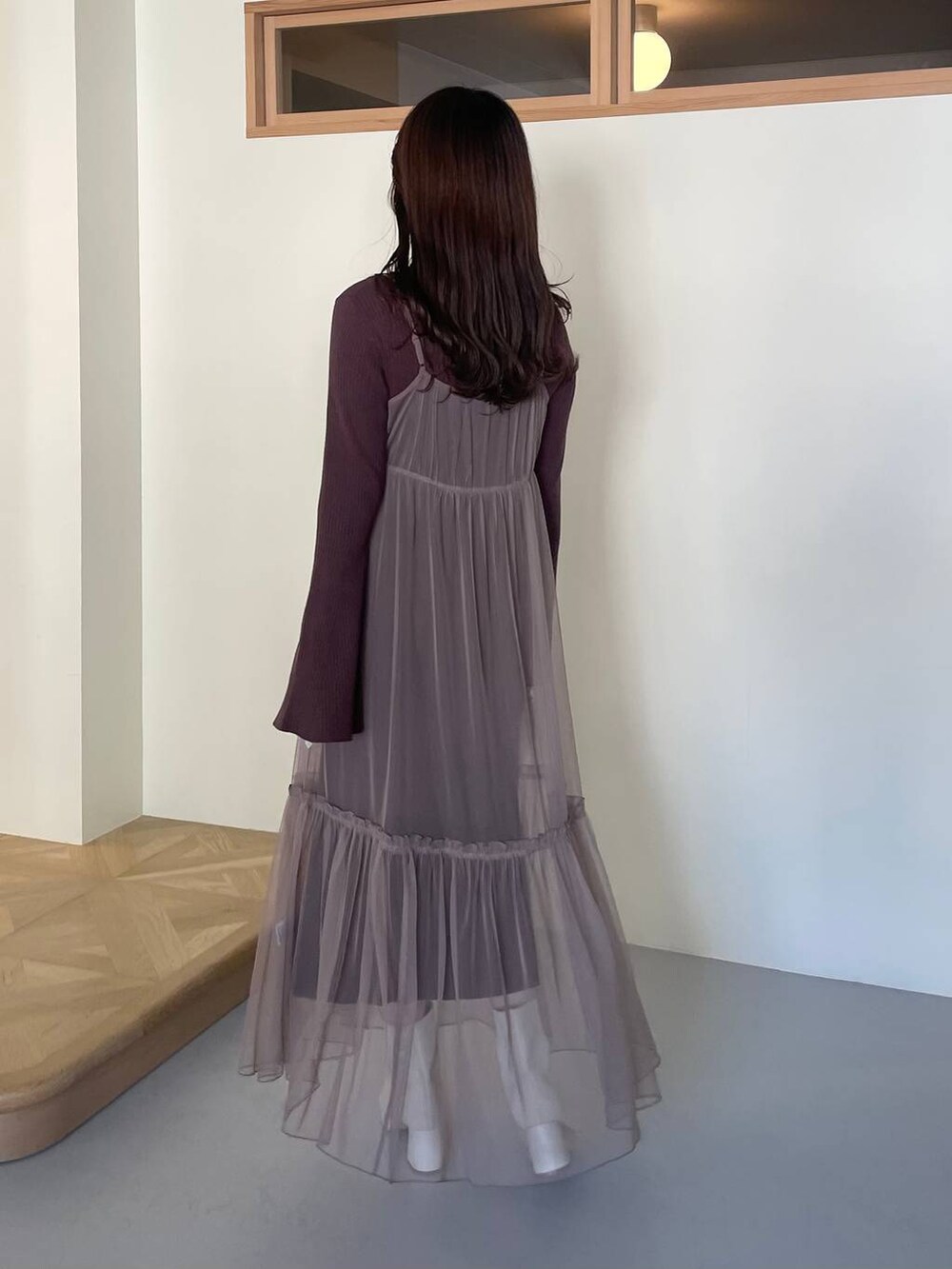 ホワイト系のブーツ、ホワイト系のショルダーバッグ、ブラウン系のワンピースを着用したレディースの冬コーディネートの2枚目の写真