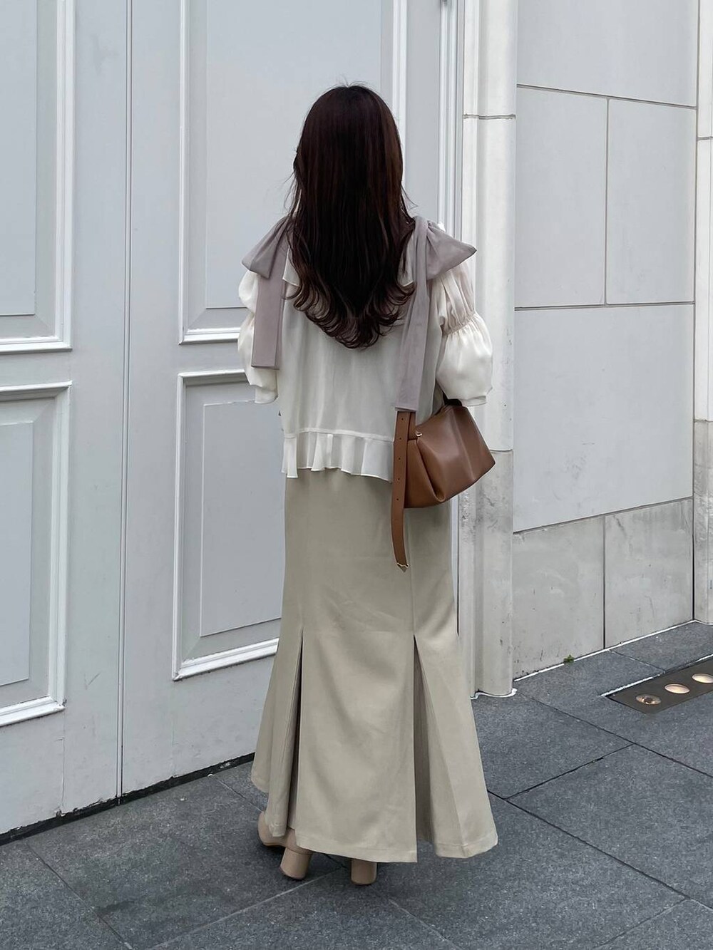 ホワイト系のシャツ/ブラウス、ブラウン系のショルダーバッグ、ベージュ系のワンピースを着用したレディースの夏コーディネートの2枚目の写真