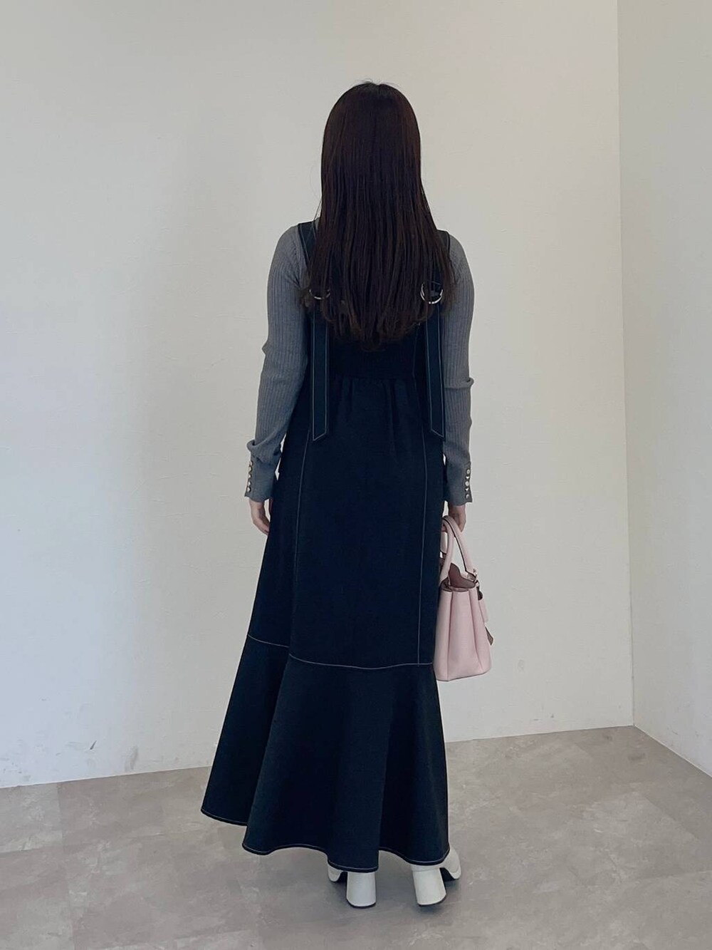 「フェミニン、低身長、モテ、デート/ロマンティック、mysty woman、ブルゾン、ニット、ワンピース、ブーツ、ショートブーツ」|「mysty womanのニットストームショートブーツ 143358(ブーツ、ホワイト系)」を使った、MiOさん(レディース・155cm)の冬コーディネートの4枚目の写真