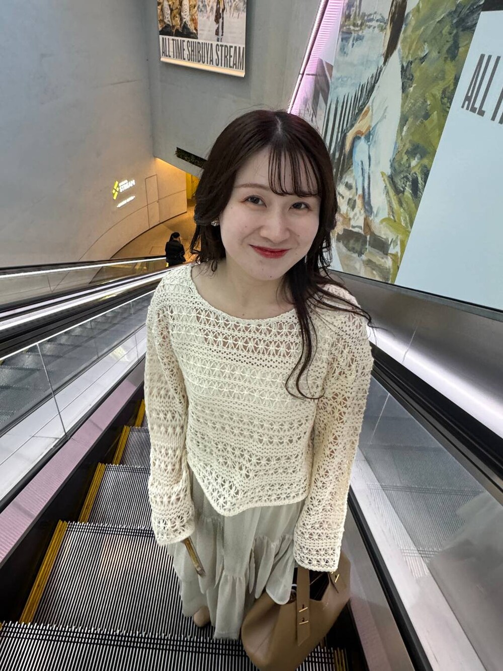 ホワイト系のスカート、ホワイト系のカーディガン/ボレロ、ホワイト系のタンクトップを着用したレディースの春コーディネートの5枚目の写真