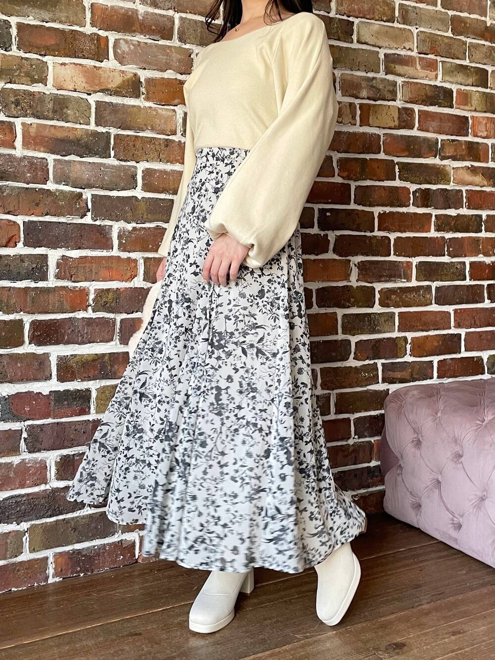 ホワイト系のブーツ、ホワイト系のハンドバッグ、ホワイト系のワンピースを着用したレディースの冬コーディネートの4枚目の写真